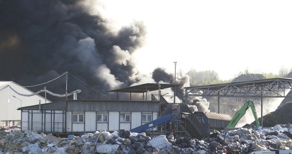 Władze Siemianowic Śląskich złożą doniesienie do prokuratury w sprawie pożaru, który wybuchł wczoraj na składowisku odpadów. Wczoraj ogień objął około trzech tysięcy metrów kwadratowych powierzchni składowiska. Kłęby gęstego, czarnego dymu przez kilka godzin były widoczne z odległości kilkunastu kilometrów. Strażacy wciąż na miejscu dogaszają pożar - informuje dziennikarka RMF FM Anna Kropaczek. 