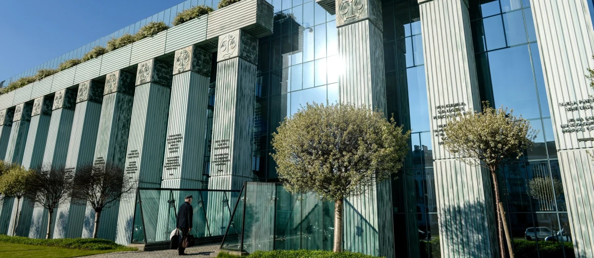 Już trójka sędziów Sądu Najwyższego złożyła wnioski o przejście w stan spoczynku w związku z możliwościami, jakie daje im nowa ustawa o SN. Zamiast przewidzianych w ustawie 120 sędziów w lipcu może ich być tylko 46. Sąd Najwyższy przez agencje nieruchomości szuka też siedziby dla stworzonych przez ustawę dwóch nowych izb.