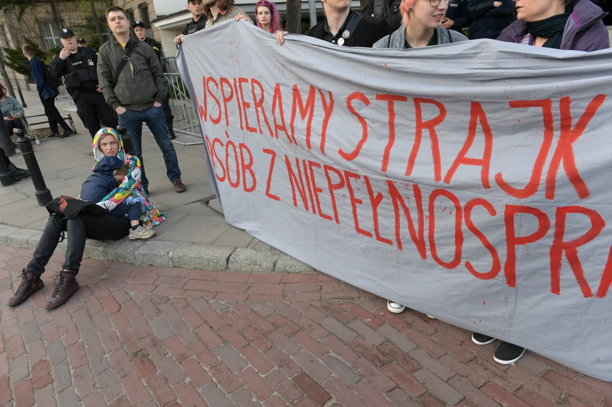 Opozycja chce szybkiego przyjęcia ustaw, które zakończą protest niepełnosprawnych i ich opiekunów w Sejmie. Poseł PiS Arkadiusz Mularczyk zarzuca autorkom inicjatywy hipokryzję. Wcześniej sam tłumaczył się z obietnic, które składał 4 lata temu podczas takiego samego protestu za czasów rządów PO.