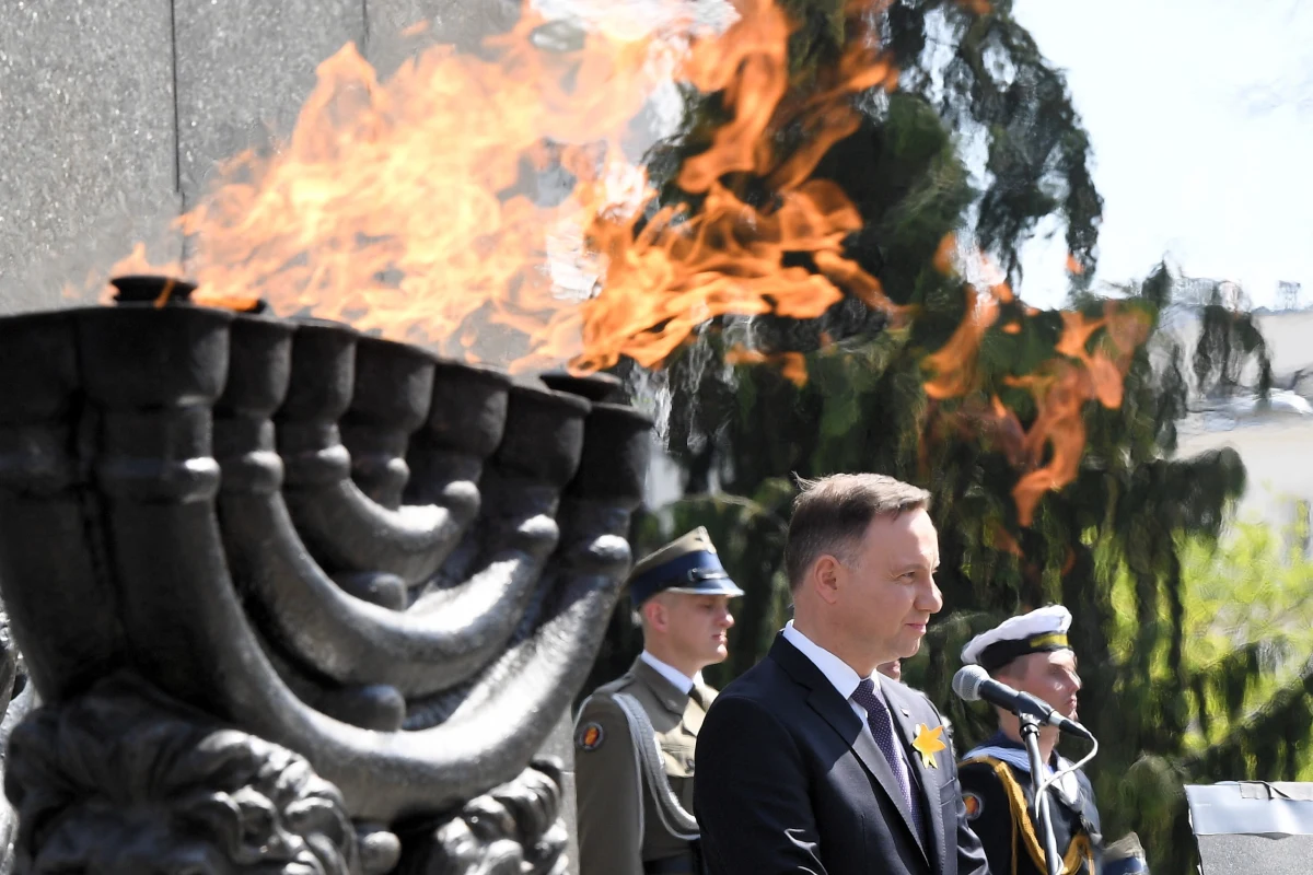 W Warszawie w południe z udziałem prezydenta Andrzeja Dudy oraz m.in. przedstawicieli rządu oraz ambasador Izraela rozpoczęły się w Warszawie główne uroczystości 75-lecia wybuchu powstania w getcie warszawskim. Uroczystości odbywają się przed Pomnikiem Bohaterów Getta. Punktualnie w południe w stolicy rozległy się syreny dla upamiętnienia rocznicy.