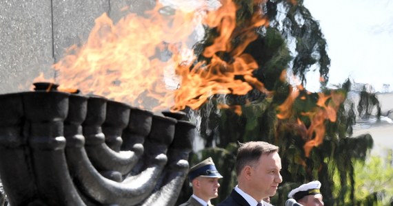 W Warszawie w południe z udziałem prezydenta Andrzeja Dudy oraz m.in. przedstawicieli rządu oraz ambasador Izraela rozpoczęły się w Warszawie główne uroczystości 75-lecia wybuchu powstania w getcie warszawskim. Uroczystości odbywają się przed Pomnikiem Bohaterów Getta. Punktualnie w południe w stolicy rozległy się syreny dla upamiętnienia rocznicy.