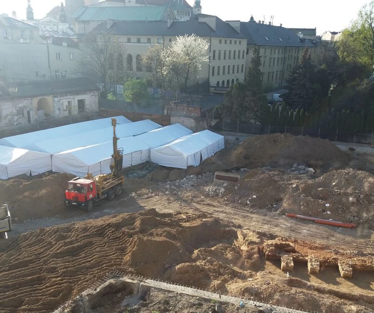 Odkrycia archeologiczne przy ulicy Stradomskiej w Krakowie rzucają nowe światło na historię średniowiecznego centrum miasta - twierdzą archeolodzy. Podczas budowy hotelu odkryto przykościelne cmentarzysko, oraz ruiny klasztoru, kościoła i szpitala.

