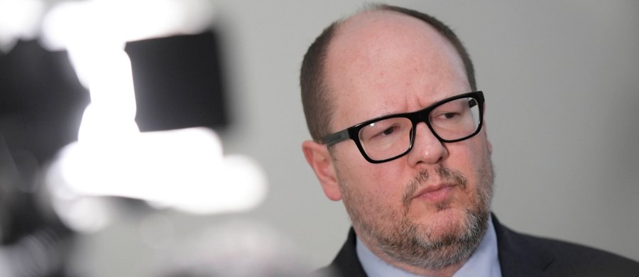 "Wysłałem dziś do Ministra Sprawiedliwości i Prokuratora Generalnego wniosek o delegalizację Obozu Narodowo-Radykalnego" - ogłosił Paweł Adamowicz. W piśmie do Zbigniewa Ziobry prezydent Gdańska przywołuje konstytucję i przypomina, że zabrania ona istnienia organizacji dopuszczających nienawiść rasową i narodowościową. A za taką właśnie Paweł Adamowicz uważa ONR.