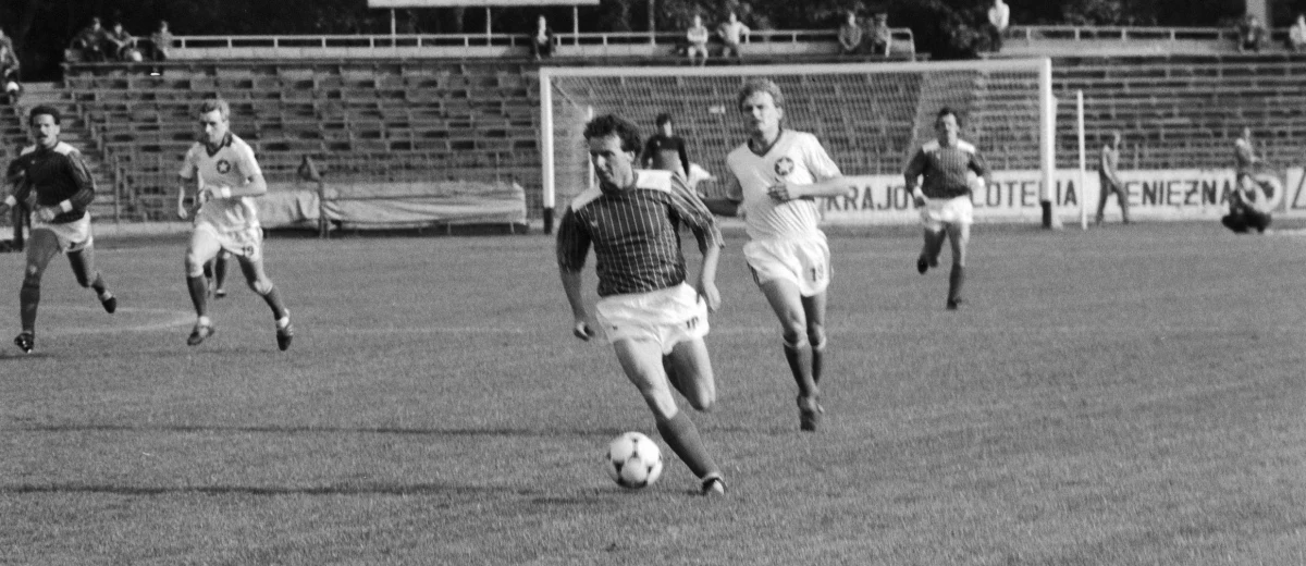 Jedni mówili o nim, że to „Brazylijczyk w polskiej skórze”, inni - że „lewą nogą może krawat zawiązać”. Mirosław Okoński był technicznym geniuszem, który swoją grą rozkochiwał publiczność. Jednak światowej kariery, na miarę swojego talentu, nie zrobił, bo nade wszystko kochał wolność – nie tylko na boisku. Gdy szedł w miasto się bawić, miasto bawiło się z nim. Mirosław Okoński to jeden z nominowanych w plebiscycie eurosport.interia.pl i RMF FM na najlepszego polskiego piłkarza w historii.