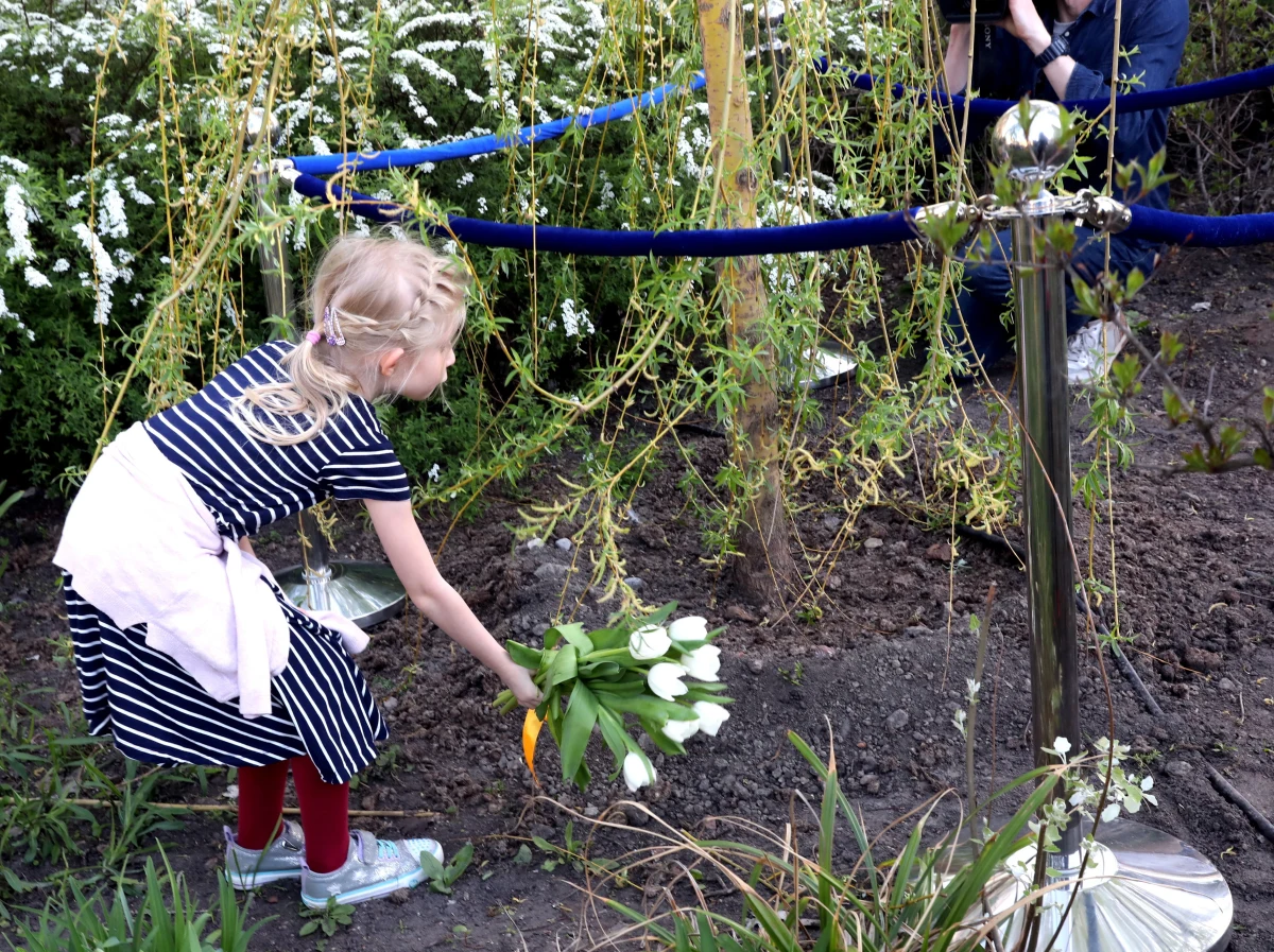 Na terenie dawnego getta warszawskiego, w którym Żydzi 75 lat temu podjęli bohaterską walkę z Niemcami, odsłonięto "Drzewo Łez". To żywy pomnik - wierzba płacząca. Upamiętnia żydowskie i polskie matki ratujące dzieci.