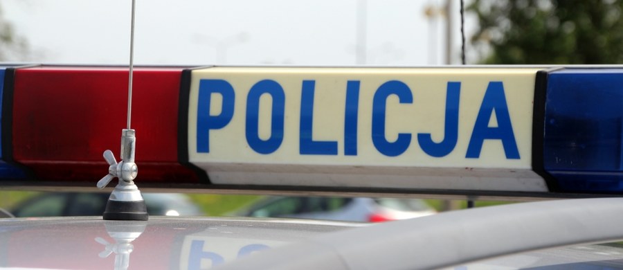 Policja i prokuratura wyjaśniają okoliczności tragicznego wypadku w Gdańsku. Po uderzeniu samochodem w drzewo zginęły dwie osoby, a jedna trafiła do szpitala. 
