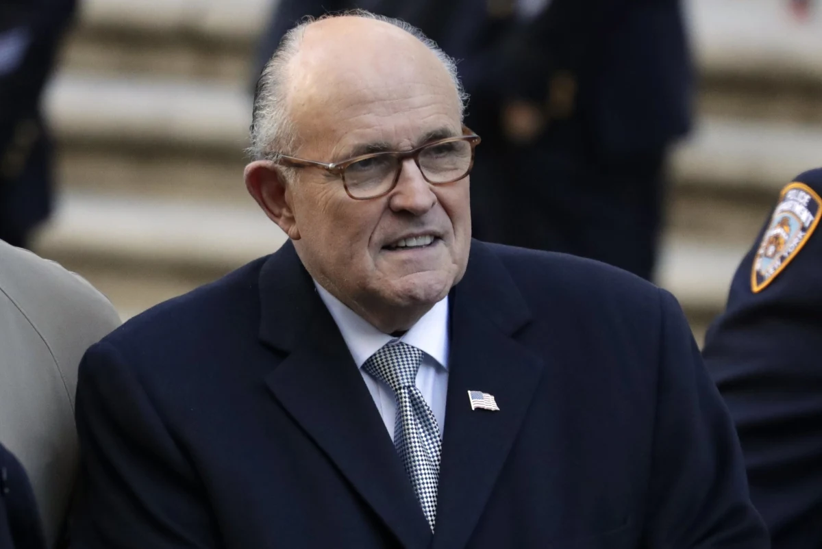 ​Były burmistrz Nowego Jorku Rudy Giuliani, niegdyś federalny prokurator, dołącza do osobistego zespołu prawnego prezydenta Donalda Trumpa - poinformował w oświadczeniu Jay Sekulow prawnik Donalda Trumpa. "Rudy jest świetny, od dawna jest moim przyjacielem i chce szybko rozwiązać tę sprawę dla dobra kraju" - Sekulow zacytował słowa Trumpa.
