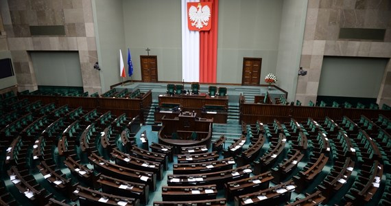 Gdyby wybory odbyły się w kwietniu, do parlamentu dostałoby się pięć ugrupowań - wynika z sondażu IBRiS dla Onetu. Poza parlamentem znalazłaby się Nowoczesna - czytamy.