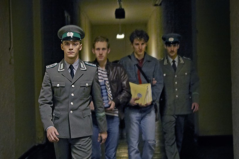 Od 19 kwietnia, w każdy czwartek, widzowie TVP2 mogą oglądać niemiecki serial "Szpieg D83". Ta ośmioodcinkowa produkcja opowiada o metodach działań Stasi, służby NRD, na terenie Niemiec Zachodnich.