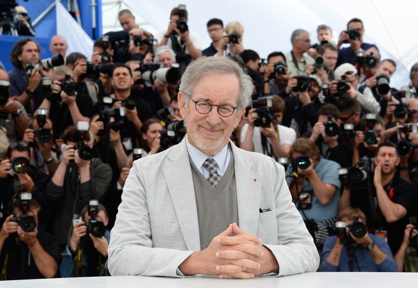 Po sukcesie produkcji "Player One" Steven Spielberg i Amblin Entertainment ponownie połączą siły z Warner Bros. Pictures, aby wyprodukować przygodowy film akcji "Blackhawk", za którego reżyserię ma odpowiadać właśnie Spielberg. Projekt, który został oparty na klasycznym komiksie DC, będzie pierwszą produkcją w dorobku reżysera opowiadającą o superbohaterach.  Informację tę ogłosił Toby Emmerich, prezes Warner Bros. Pictures Group.