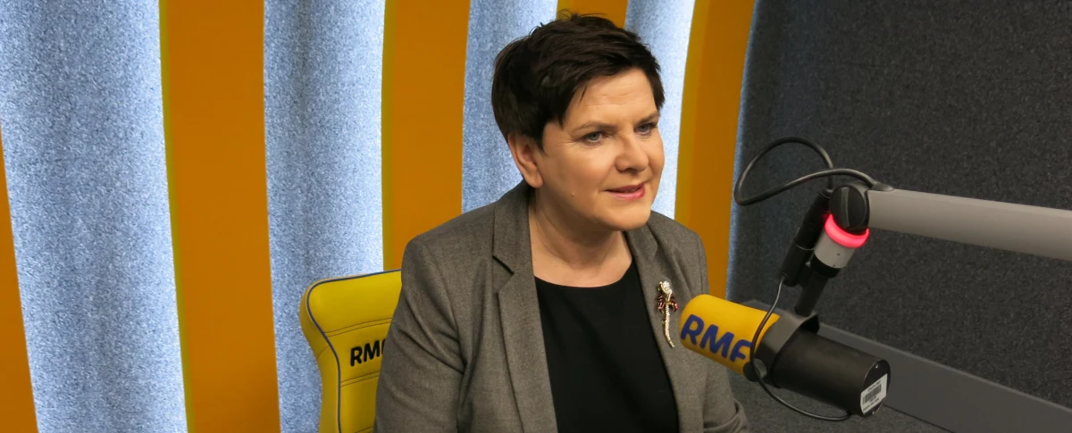 „Jeżeli mogłabym poprosić rodziców, którzy są w tej chwili w Sejmie, żeby jednak uwierzyli panu premierowi i pani minister Rafalskiej (…) Więc proszę o to zaufanie i proszę też o to, żeby rodzice z dziećmi wrócili do domu, bo ta ustawa będzie, będzie przegłosowana, będzie przyjęta, pomoc będzie skierowana” – tak o protestach rodziców osób niepełnosprawnych mówiła w RMF FM wicepremier Beata Szydło. „W poniedziałek o 10 pani minister (Rafalska) spotka się ze swoimi pracownikami, którzy przygotowują już te założenia i projekt. Potrzeba na to trochę czasu, żeby projekt został napisany i przyjęty przez legislację” – dodała rozmówczyni Krzysztofa Ziemca. O nagrodach dla ministrów swojego rządu powiedziała, że „temat jest zamknięty”. „Podjęliśmy decyzję, ministrowie zadeklarowali chęć przekazania pieniędzy na pomoc właśnie dla tych najbardziej potrzebujących (…) Decyzje zostały podjęte” – mówiła była premier. O Donaldzie Tusku powiedziała, że „jak każdy inny obywatel Polski, ma swoje obowiązki, ma swoje prawa, jest równy wobec prawa”. „Ja chcę zwrócić uwagę na to, że w czasach rządu Platformy i PSL-u bardzo często mieliśmy do czynienia, i dzisiaj również można w wielu miejscach - a ja dużo jeżdżę po Polsce i słyszę, co ludzie mówią, jak lokalne sitwy i różne inne układy bezkarnie sobie poczynały i nikt się tym nie interesował. Wymiar sprawiedliwości jest po to, żeby właśnie tę sprawiedliwość stanowić. I każdy, kto jest uczciwy, nie może się tego wymiaru sprawiedliwości obawiać” – mówiła wicepremier w RMF FM.