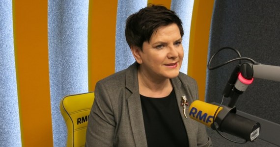 „Jeżeli mogłabym poprosić rodziców, którzy są w tej chwili w Sejmie, żeby jednak uwierzyli panu premierowi i pani minister Rafalskiej (…) Więc proszę o to zaufanie i proszę też o to, żeby rodzice z dziećmi wrócili do domu, bo ta ustawa będzie, będzie przegłosowana, będzie przyjęta, pomoc będzie skierowana” – tak o protestach rodziców osób niepełnosprawnych mówiła w RMF FM wicepremier Beata Szydło. „W poniedziałek o 10 pani minister (Rafalska) spotka się ze swoimi pracownikami, którzy przygotowują już te założenia i projekt. Potrzeba na to trochę czasu, żeby projekt został napisany i przyjęty przez legislację” – dodała rozmówczyni Krzysztofa Ziemca. O nagrodach dla ministrów swojego rządu powiedziała, że „temat jest zamknięty”. „Podjęliśmy decyzję, ministrowie zadeklarowali chęć przekazania pieniędzy na pomoc właśnie dla tych najbardziej potrzebujących (…) Decyzje zostały podjęte” – mówiła była premier. O Donaldzie Tusku powiedziała, że „jak każdy inny obywatel Polski, ma swoje obowiązki, ma swoje prawa, jest równy wobec prawa”. „Ja chcę zwrócić uwagę na to, że w czasach rządu Platformy i PSL-u bardzo często mieliśmy do czynienia, i dzisiaj również można w wielu miejscach - a ja dużo jeżdżę po Polsce i słyszę, co ludzie mówią, jak lokalne sitwy i różne inne układy bezkarnie sobie poczynały i nikt się tym nie interesował. Wymiar sprawiedliwości jest po to, żeby właśnie tę sprawiedliwość stanowić. I każdy, kto jest uczciwy, nie może się tego wymiaru sprawiedliwości obawiać” – mówiła wicepremier w RMF FM.