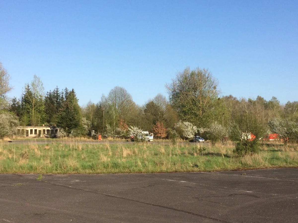 "Sprawa jest bardzo poważna, ale szczegółów nie możemy ujawniać" - mówią policjanci o kradzieży broni z dawnych magazynów wojskowych w miejscowości Debrzno-Wieś koło Złotowa w Wielkopolsce. Jak ustalili reporterzy śledczy RMF FM, z magazynu zginęło przynajmniej kilkadziesiąt sztuk pistoletów maszynowych typu Rak wraz z amunicją. 