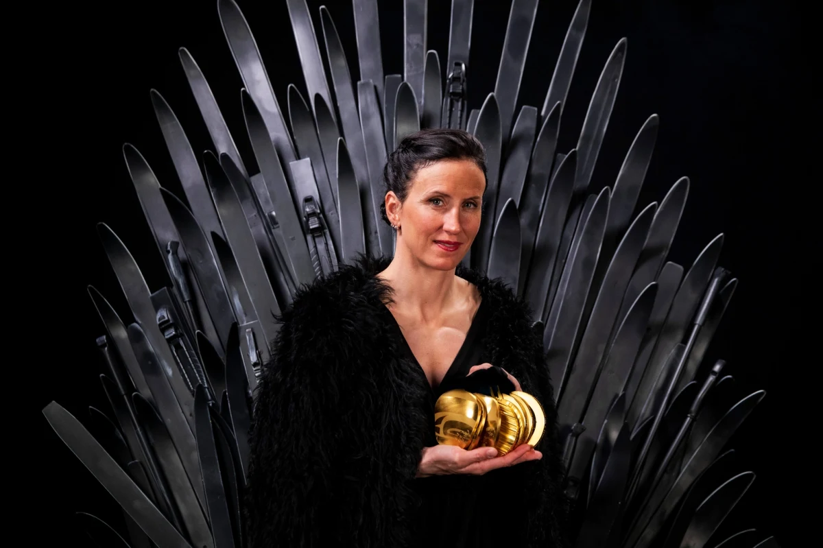 Biegaczka narciarska Marit Bjoergen zakończy w sobotę oficjalnie karierę. Wystartuje w maratonie narciarskim. Z tej okazji agencja NTB zrobiła sesję fotograficzną, na której Norweżka ustylizowana jest na groźną królową Wikingów.