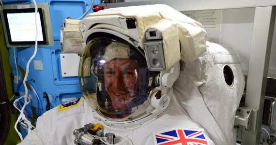 Nie brakuje nam wizji, by polecieć na Marsa, mamy też wiedzę i technologię. Pracujemy nad nowymi systemami napędowymi, poprawiamy systemy ochrony przed promieniowaniem kosmicznym i ograniczania jego skutków tak, by astronauci mogli dotrzeć na Czerwoną Planetę w dobrej formie i wrócić bezpiecznie. To nie są bariery techniczne, których nie dałoby się pokonać - mówi RMF FM brytyjski astronauta, weteran półrocznej misji na Międzynarodowej Stacji Kosmicznej, Tim Peake. Autor wydanej właśnie książki "Zapytaj astronautę" przewiduje w rozmowie z Grzegorzem Jasińskim, że człowiek postawi stopę na Marsie w latach 30 bieżącego stulecia. Jego zdaniem, psychologicznie, długość misji nie będzie problemem, dla astronautów najtrudniejsza będzie utrata z pola widzenia... Ziemi. 