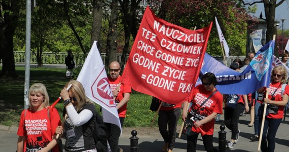 Podwyżek płac nauczycieli o tysiąc złotych i odwołania minister edukacji Anny Zalewskiej domagali się uczestnicy manifestacji przed MEN zorganizowanej w sobotę przez Związek Nauczycielstwa Polskiego pod hasłem "Mamy dość!".