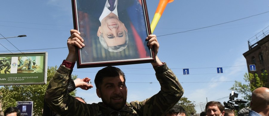 Były prezydent Armenii Serż Sarkisjan, ostatnio wybrany na premiera, wezwał w sobotę lidera opozycji do dialogu politycznego. Przywódca protestujących Nikol Paszynian jest gotów rozmawiać, ale tylko o odejściu szefa rządu.