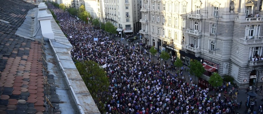 Dziesiątki tysięcy Węgrów wzięły udział w demonstracji na rzecz demokracji w Budapeszcie zorganizowanej pod hasłem „My jesteśmy większością”. Mówcy apelowali o pomaganie organizacjom pozarządowym.