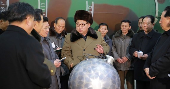 ​Biały Dom jest sceptyczny wobec planów Korei Północnej dotyczących wstrzymania prób jądrowych. Prywatnie urzędnicy twierdzą, że Kim Dzong Un "zastawia pułapkę", poprzez ugrzecznienie swojego wizerunku przed spotkaniem z Donaldem Trumpem - donosi "Washington Post".