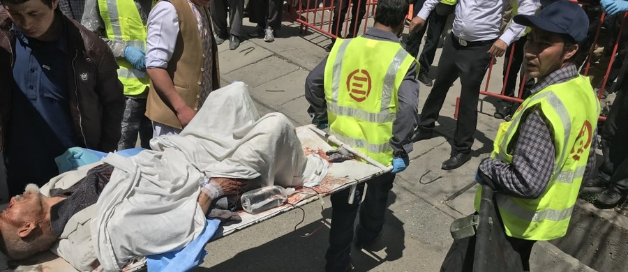 Zamachowiec samobójca wysadził się w powietrze w niedzielę przed ośrodkiem rejestrowania wyborców w stolicy Afganistanu, Kabulu. Najnowsze doniesienia mówią, że zginęło 48 osób, a 112 jest rannych.