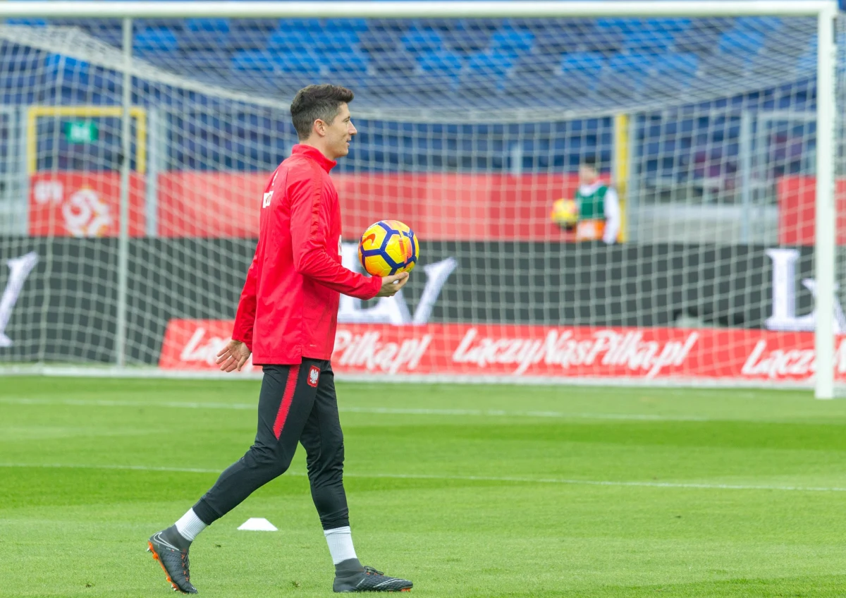 Jeżeli polscy europosłowie chcą bojkotować, to niech nie jadą. Ich sprawa, nie będzie żadnej straty. Niech też wyrzucą telewizory i spalą biało-czerwone szaliki. Jednak niech się nie czepiają zawodników, którzy ciężką, wieloletnią pracą wywalczyli awans. Także milionów kibiców, którzy będą dopingować drużynę narodową.