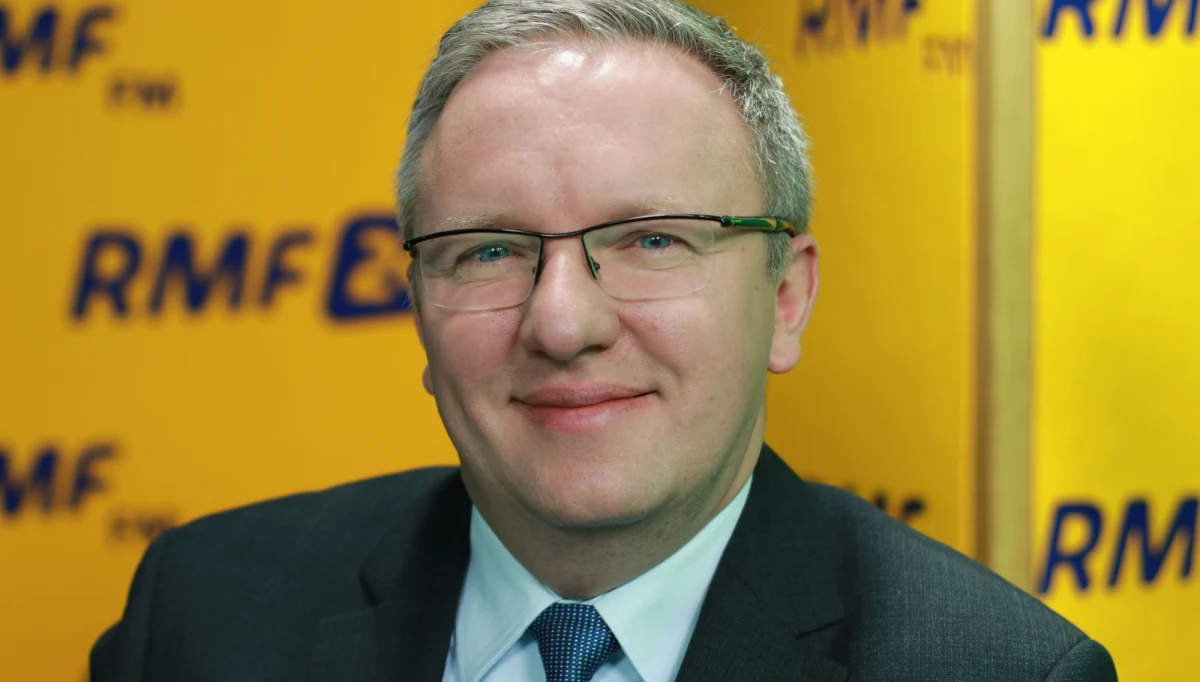 "Obowiązkiem każdego obywatela RP jest stawić się na wezwanie sądu do złożenia wyjaśnień, tym bardziej, że Donald Tusk jest świadkiem, więc powinien zrobić to, co należy (…). Politycy PO chcą wywołać wrażenie prześladowania sądowego opozycji, pewnie dlatego, że wytworzyła się szansa na kompromis w sprawie Artykułu 7" - powiedział w Porannej rozmowie w RMF FM Krzysztof Szczerski odnosząc się do wyjaśnień, jakie w polskiej prokuraturze złoży dziś Donald Tusk. "Donald Tusk zadeklarował pośrednio, że chce kandydować na urząd prezydenta, a Grzegorz Schetyna – pokątnie - potwierdził to. Tusk jest kandydatem, i to jest rzecz bardzo ważna" – ocenił szef gabinetu prezydenta. Szczerski skomentował także sprawę sporu z Komisją Europejską w sprawie ustaw sądowych autorstwa PiS. "Nie ma mowy o rezygnacji ze skargi nadzwyczajnej, to część zobowiązań wyborczych prezydenta. Nie sądzę, by Komisja Europejska miała prawo do tego,  by domagać się tak daleko idących zmian w prawie polskim" – stwierdził. Odnosząc się do ustawy degradacyjnej, Krzysztof Szczerski podkreślił, że będą dalsze działania w tej sprawie, ale nie w formie ustawy.