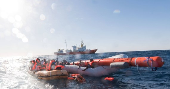 Ponad 500 migrantów płynących do Włoch na łodziach i pontonach uratowano w czasie weekendu na Morzu Śródziemnym - podały służby morskie. Zwiększeniu fali migracyjnej sprzyjają letnie temperatury i spokojne warunki na morzu.