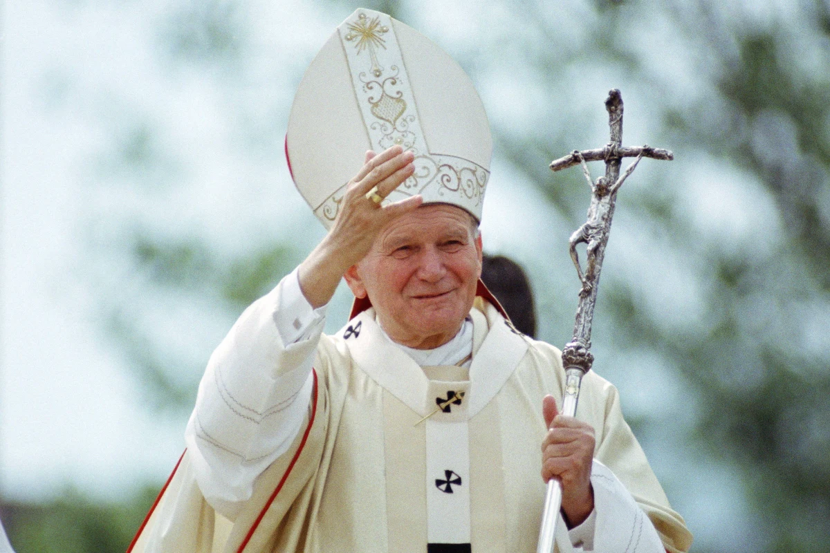 ​Były kamerdyner Jana Pawła II Angelo Gugel ujawnił, że przed inauguracją pontyfikatu papież przeczytał mu przygotowaną homilię i poprosił o pomoc z włoskim akcentem. Dziennikowi "Corriere della Sera" opowiedział, że widział papieża odprawiającego egzorcyzmy. W opublikowanym w poniedziałek pierwszym wywiadzie, jakiego udzielił były papieski kamerdyner, który w Watykanie pracował od czasów Piusa XII, wyjaśnił, że do prywatnego apartamentu Jana Pawła II został wezwany dwa dni po jego wyborze, w październiku 1978 roku. "Wszedłem na ostatnie piętro Pałacu Apostolskiego. Nogi mi drżały. Byli tam tylko polscy księża, ja jedyny mówiłem po włosku" - podkreślił 83-letni Angelo Gugel w rozmowie z gazetą.