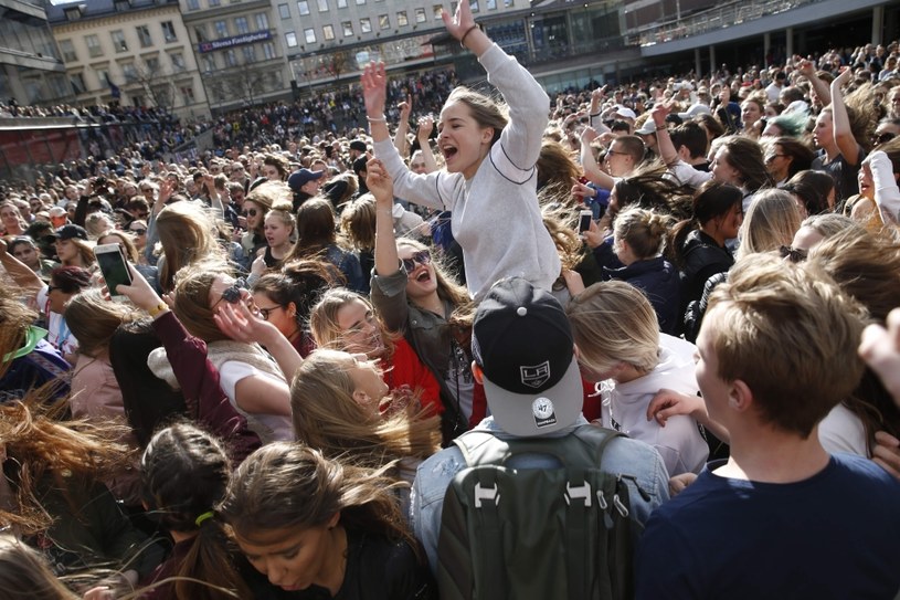 Tysiące fanów wzięło udział w imprezie w centrum Sztokholmu, by w ten sposób oddać hołd zmarłemu w piątek (20 kwietnia) popularnemu DJ-owi Aviciiemu.