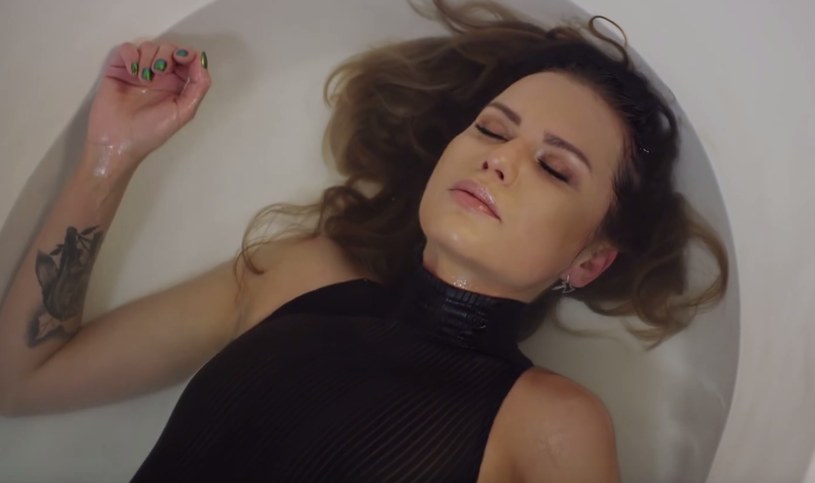 Wokalistka Marysia Starosta zaprezentowała pierwszy singel pt. "Dlatego", promujący jej solową płytę "Ślubu nie będzie". 