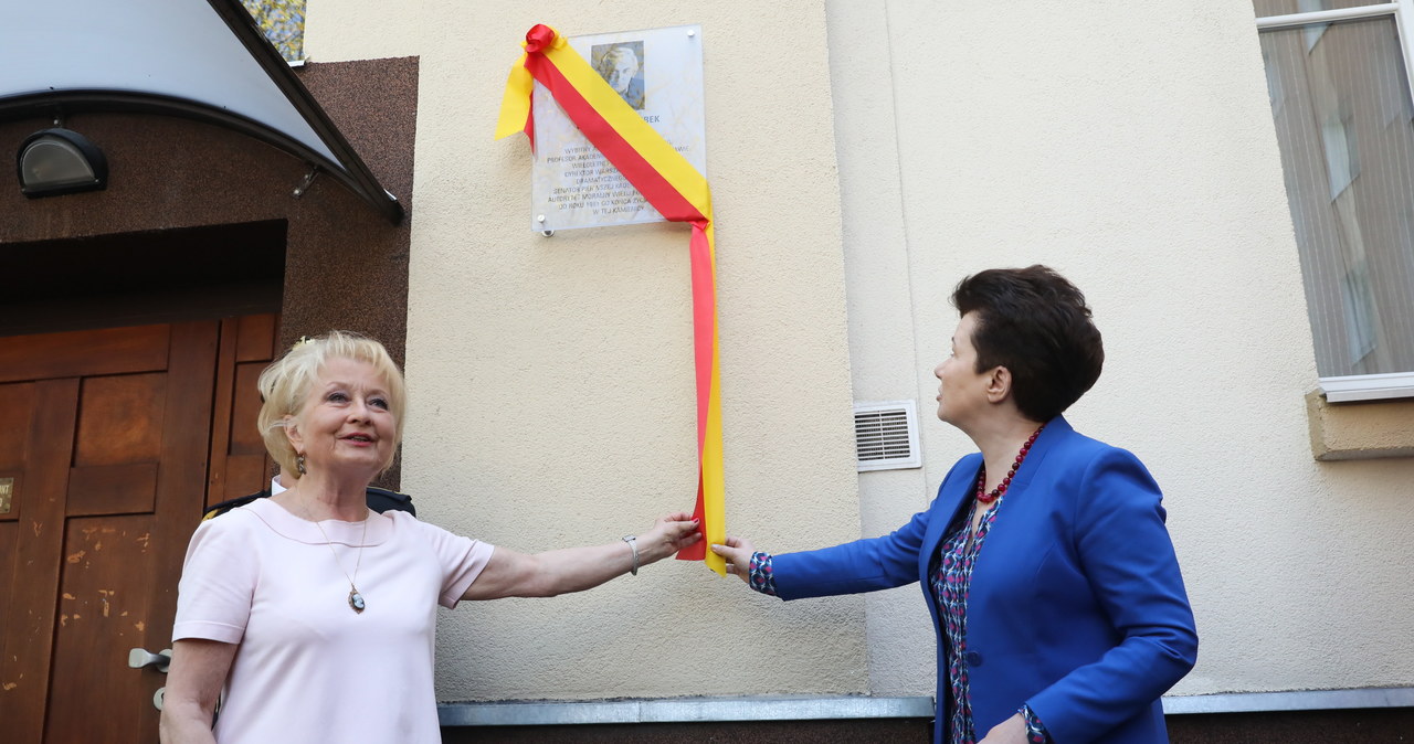 Tablicę upamiętniającą wybitnego polskiego aktora, reżysera i pedagoga Gustawa Holoubka odsłonięto w sobotę, 21 kwietnia, na warszawskim Mokotowie przy ul. Ludwika Narbutta 53, gdzie Gustaw Holoubek mieszkał po przeprowadzce do Warszawy pod koniec lat 50.