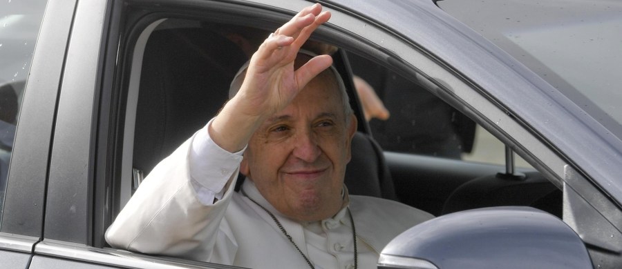 Papież Franciszek z okazji swoich imienin polecił rozesłać do stołówek i noclegowni Caritasu w Rzymie 3 tysiące lodów dla osób, korzystających z pomocy tych placówek - poinformowano w Watykanie.