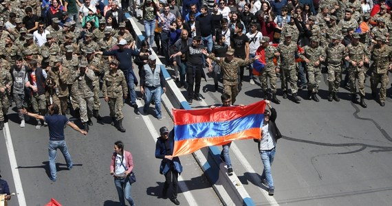 Do uczestników antyrządowych demonstracji w Erywaniu przyłączyło się kilkuset wojskowych - podał Reuters. Resort obrony Armenii zapowiedział podjęcie wobec nich surowych kroków. Policja wypuściła na wolność lidera protestów Nikola Paszyniana. Kilkadziesiąt minut później do dymisji podał się premier Armenii Serż Sarkisjan. Tysiące osób od 11 dni domagały się jego odejścia. 
