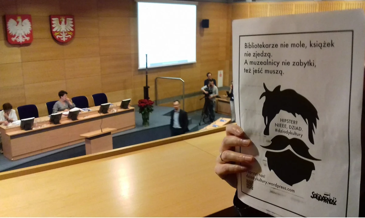 Pracownicy krakowskich muzeów i bibliotek protestowali dziś na sesji sejmiku Województwa Małopolskiego przeciwko skandalicznie niskim zarobkom. Domagają się 500 zł podwyżki do końca roku. 