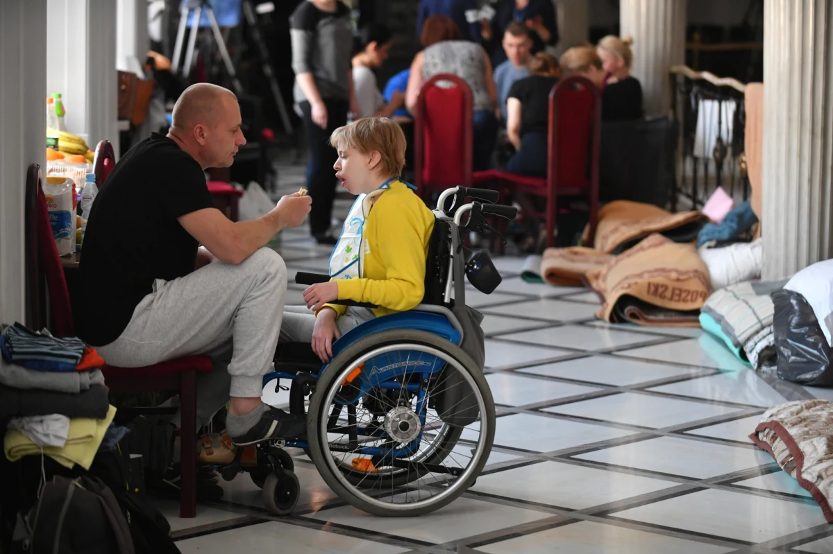 Zamieszanie z wizytą rehabilitantów u protestujących w Sejmie niepełnosprawnych. Kancelaria Sejmu, która najpierw się na to nie zgodziła, później poinformowała, że szuka sali na spotkanie. Później zgodziła się co prawda na wejście rehabilitantów na teren Sejmu, ale tylko do sejmowego hotelu.
