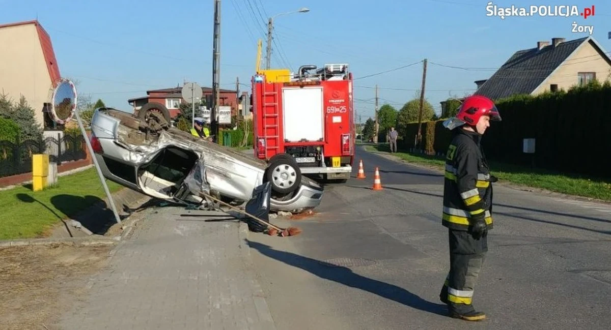 Śląska policja opublikowała nagranie z monitoringu, na którym widać groźny wypadek w Żorach. Pijany 20-latek na prostej drodze stracił panowanie nad autem, uderzył w inny pojazd i dachował. Dwie osoby zostały ranne. 