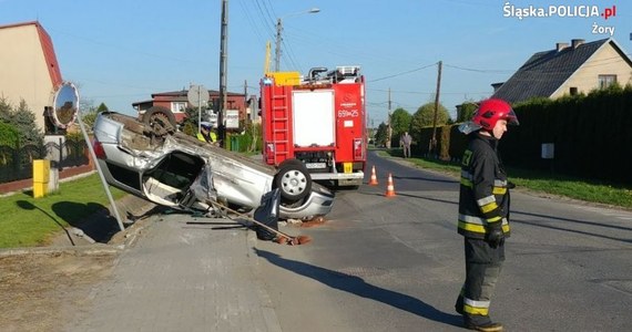 Śląska policja opublikowała nagranie z monitoringu, na którym widać groźny wypadek w Żorach. Pijany 20-latek na prostej drodze stracił panowanie nad autem, uderzył w inny pojazd i dachował. Dwie osoby zostały ranne. 