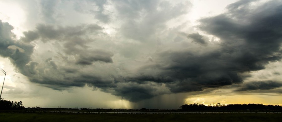 Instytut Meteorologii i Gospodarki Wodnej wydał ostrzeżenia pierwszego stopnia dla ośmiu województw w związku z prognozowanymi burzami. Może spaść grad.