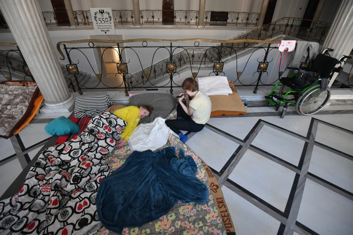 "To nie jest normalna sytuacja, kiedy realizacja praw człowieka osób najsłabszych pozostawia wiele do życzenia" - powiedziała w Popołudniowej rozmowie w RMF FM Sylwia Spurek - zastępczyni Rzecznika Praw Obywatelskich. Odniosła się w ten sposób do protestu opiekunów osób niepełnosprawnych. Spurek odwiedziła w Sejmie jego uczestników. "Poszłam powiedzieć, że Rzecznik solidaryzuje się z protestującymi" - tłumaczyła. "W normalnym państwie nasze działania by wystarczyły. Korespondowaliśmy z ministrem rodziny, pracy i polityki społecznej, z Prezesem Rady Ministrów, z przewodniczącymi komisji sejmowych. Pokazywaliśmy postulaty i merytoryczne argumenty, które stoją u podstaw realizacji tych postulatów" - relacjonowała rozmówczyni Marcina Zaborskiego. "Powinien powstać jak najszybciej projekty ustawy, który tę sytuację załatwi" - podkreśliła Spurek. "Historia ostatnich kilkunastu lat pokazuje nam, że bardzo często osoby najbardziej wykluczone, dyskryminowane mogą uzyskać cokolwiek tylko wtedy, kiedy podejmą tego rodzaju działania - strajk, demonstrację, okupację. Dopiero wtedy wchodzą rządzący, gaszą pożary i cokolwiek udaje się wywalczyć" - przyznała. „Od bardzo wielu lat Rzecznicy Praw Obywatelskich poszczególnych kadencji i inne organy - także organy międzynarodowe pokazywały nam pewne wąskie gardła. Pokazywały nam działania, które są konieczne do podjęcia w celu reformy tego systemu" – stwierdziła zastępczyni RPO. "Rządzący mają w tym momencie w ręce argumenty i konkretne postulaty" - zauważyła. "Był czas analiz i diagnoz. W tym momencie jest czas na to, żeby usiąść i napisać konkretne brzmienie przepisów" - dodała.