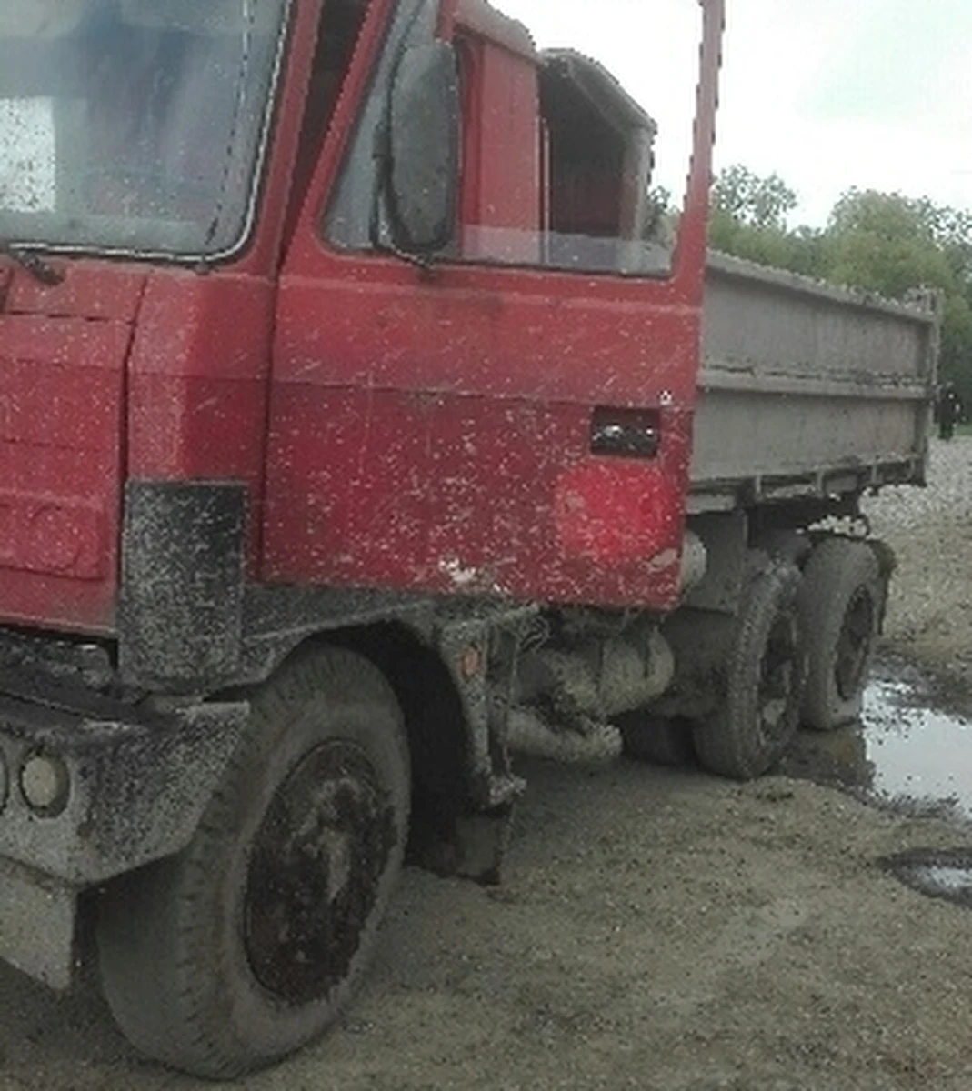 Podczas wykonywania prac na żwirowisku w Szebniach na Podkarpaciu zginął 67-letni mężczyzna. Mężczyzna wpadł pod koła samochodu ciężarowego. Zginął na miejscu.