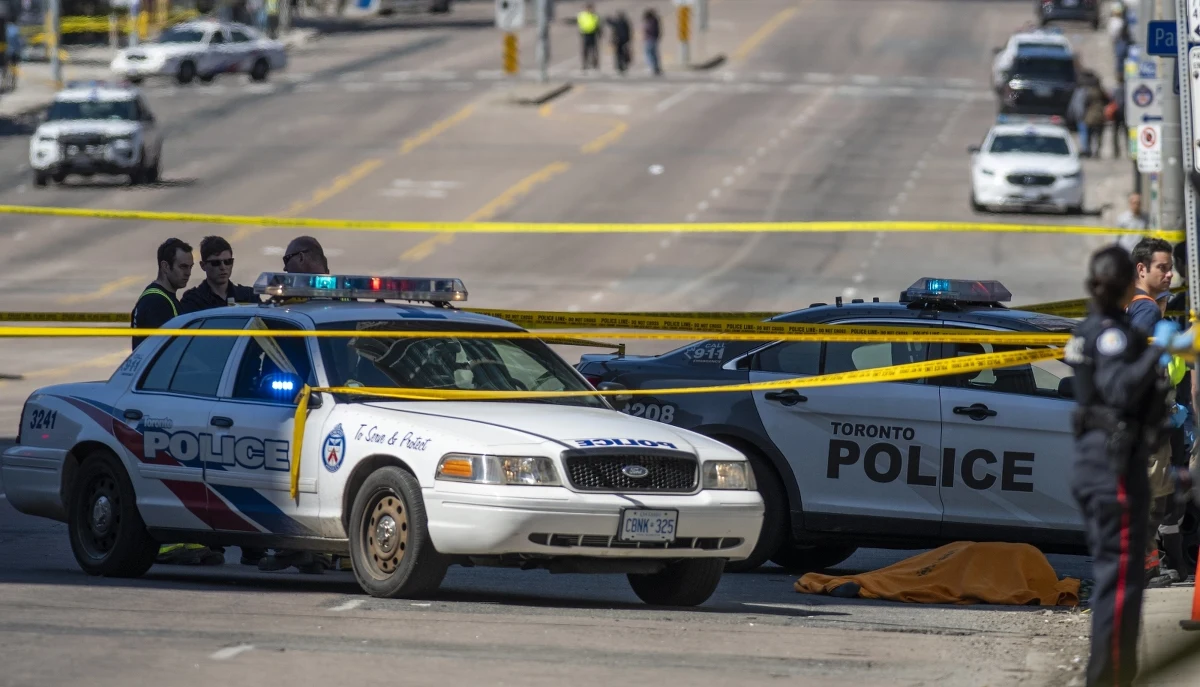 Policja w Toronto wyjaśnia okoliczności zdarzenia, do którego doszło na zatłoczonym skrzyżowaniu Yonge Street i Finch Avenue. Samochód wjechał tam w pieszych. Zginęło co najmniej 9 osób, 16 jest rannych. 