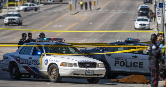 Policja w Toronto wyjaśnia okoliczności zdarzenia, do którego doszło na zatłoczonym skrzyżowaniu Yonge Street i Finch Avenue. Samochód wjechał tam w pieszych. Zginęło co najmniej 9 osób, 16 jest rannych. 