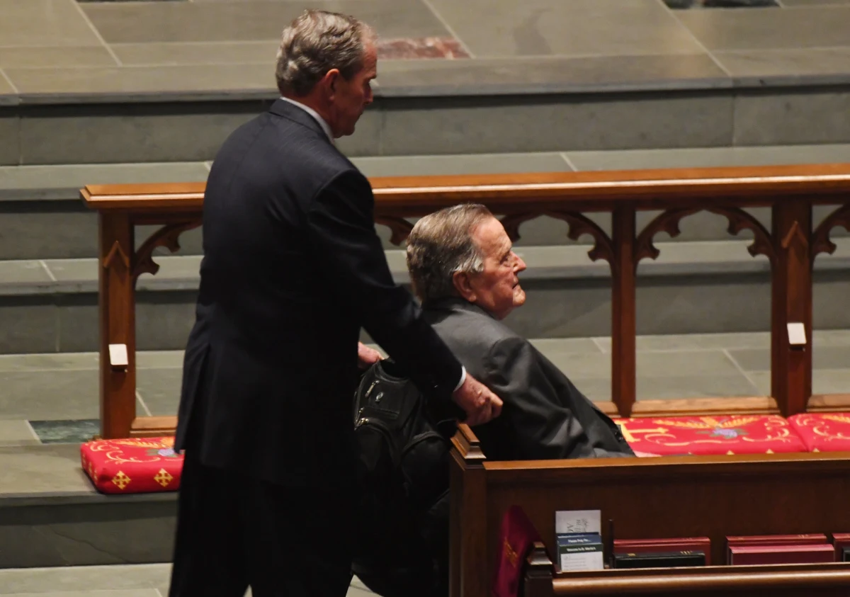 Zaledwie dzień po pogrzebie żony Barbary Bush do szpitala trafił były prezydent Stanów Zjednoczonych 93-letni George H.W. Bush. Z powodu infekcji Bush senior został przyjęty na oddział intensywnej opieki w szpitalu metodystów w Houston. Jak podał Reuters, doszło do zakażenia krwi.