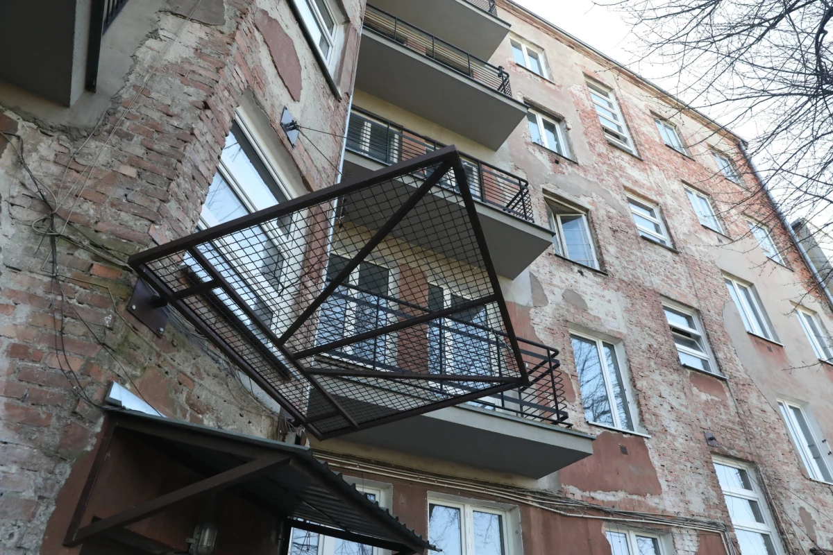 Na polecenie prokuratora policja zatrzymała dwie osoby w związku z nieprawidłowościami przy reprywatyzacji nieruchomości przy ul. Skaryszewskiej 11 w Warszawie - poinformowała rzeczniczka Prokuratury Krajowej prok. Ewa Bialik.