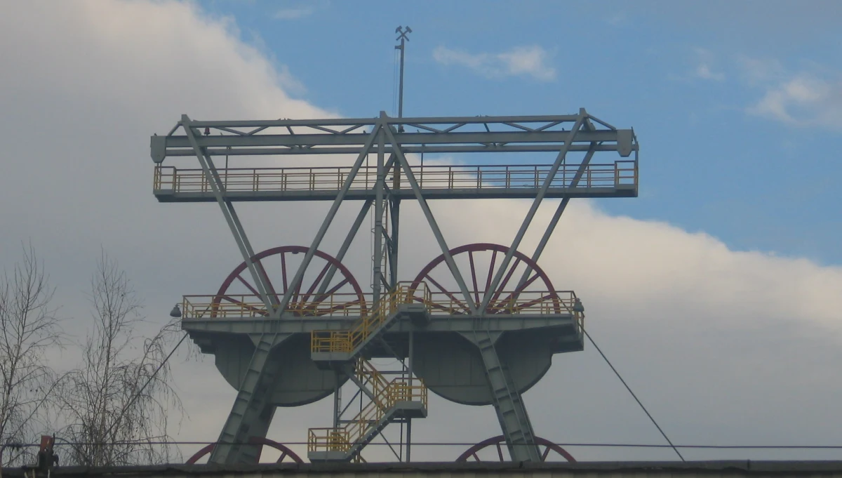 Od rana trwają masówki w kopalniach Polskiej Grupy Górniczej. Związkowcy przedstawiają pracownikom szczegóły podpisanego wczoraj porozumienia w sprawie podwyżek. Wynagrodzenia w PGG wzrosną o ponad 7 procent. Spór zbiorowy został zażegnany, ale to nie koniec rozmów. Związki i zarząd chcą ujednolicić wynagrodzenia w całej spółce.