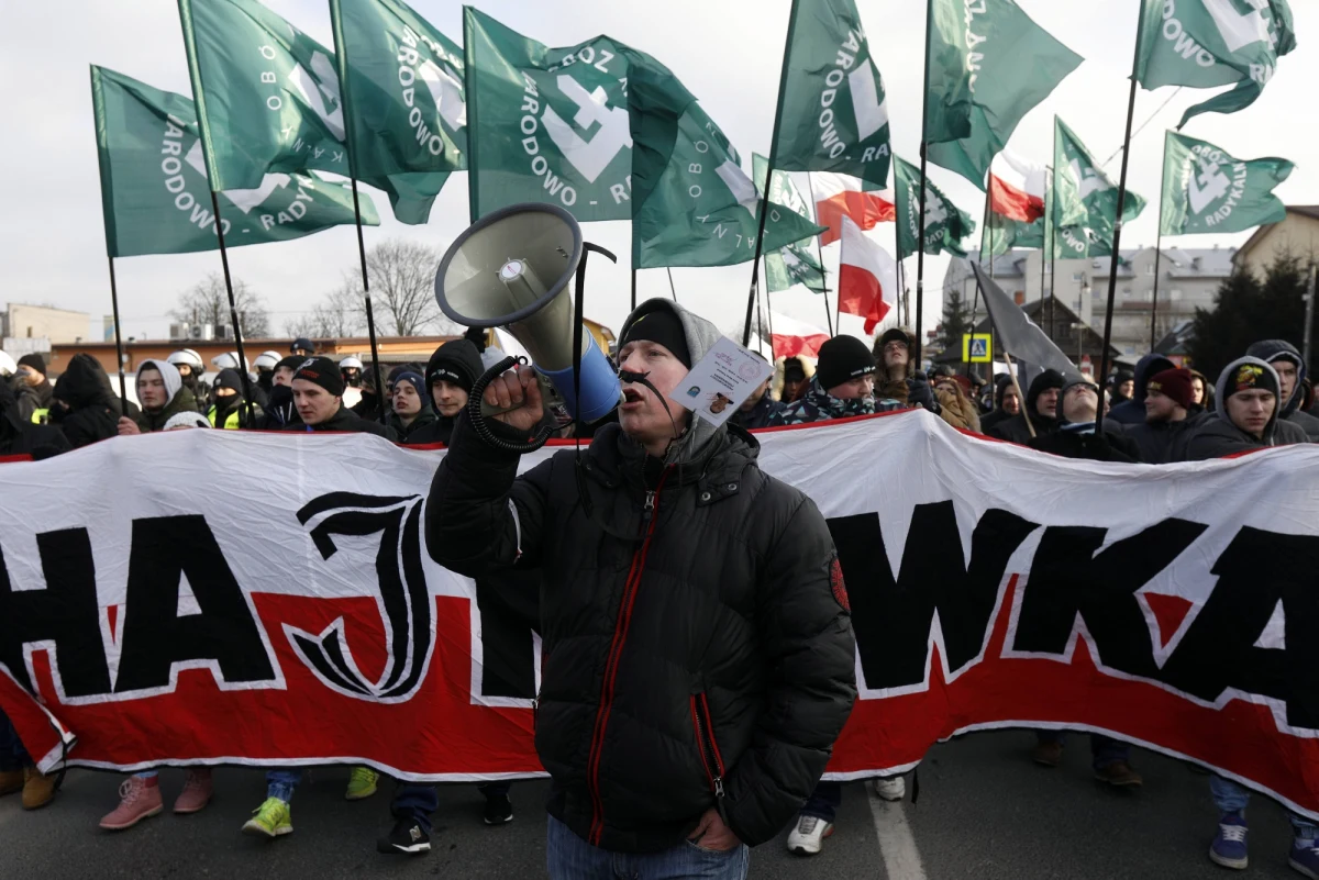 Od III Marszu Pamięci Żołnierzy Wyklętych, który w lutym odbył się w Hajnówce mijają dziś dwa miesiące. Prokuratura ma podejrzenia, że doszło tam do propagowania faszyzmu i nawoływania do nienawiści na tle narodowościowym oraz niedopełnienia obowiązków przez policję. Jak dotąd jednak materiały sprawy wyłącznie krążą między prokuratorskimi biurkami...