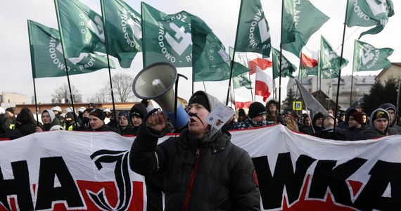 Od III Marszu Pamięci Żołnierzy Wyklętych, który w lutym odbył się w Hajnówce mijają dziś dwa miesiące. Prokuratura ma podejrzenia, że doszło tam do propagowania faszyzmu i nawoływania do nienawiści na tle narodowościowym oraz niedopełnienia obowiązków przez policję. Jak dotąd jednak materiały sprawy wyłącznie krążą między prokuratorskimi biurkami...