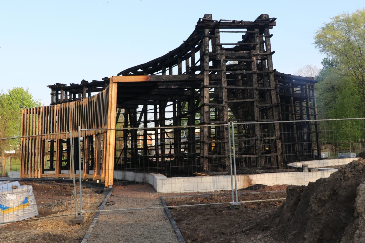 Nikt nie ochraniał tężni solankowej nad Zalewem Nowohuckim w Krakowie w nocy, kiedy wybuchł tam pożar - a zobowiązana była do tego firma budowlana. Tężnia, która miała zostać otwarta na początku czerwca, doszczętnie spłonęła. Śledztwo w tej sprawie wszczęła krakowska prokuratura.