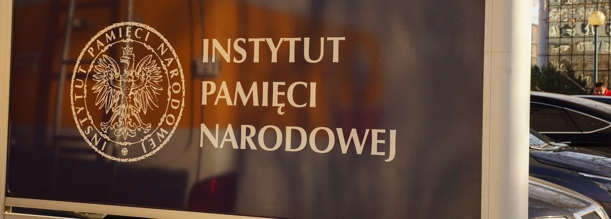 Prokuratorzy pionu śledczego Instytutu Pamięci Narodowej odmówili wszczęcia śledztw w sprawie 2 z 62 zawiadomień o możliwości złamania przepisów nowej ustawy, które do dziś wpłynęły do IPN – ustalił reporter RMF FM Tomasz Skory. W obu przypadkach uzasadnienie odmów jest formalne.
