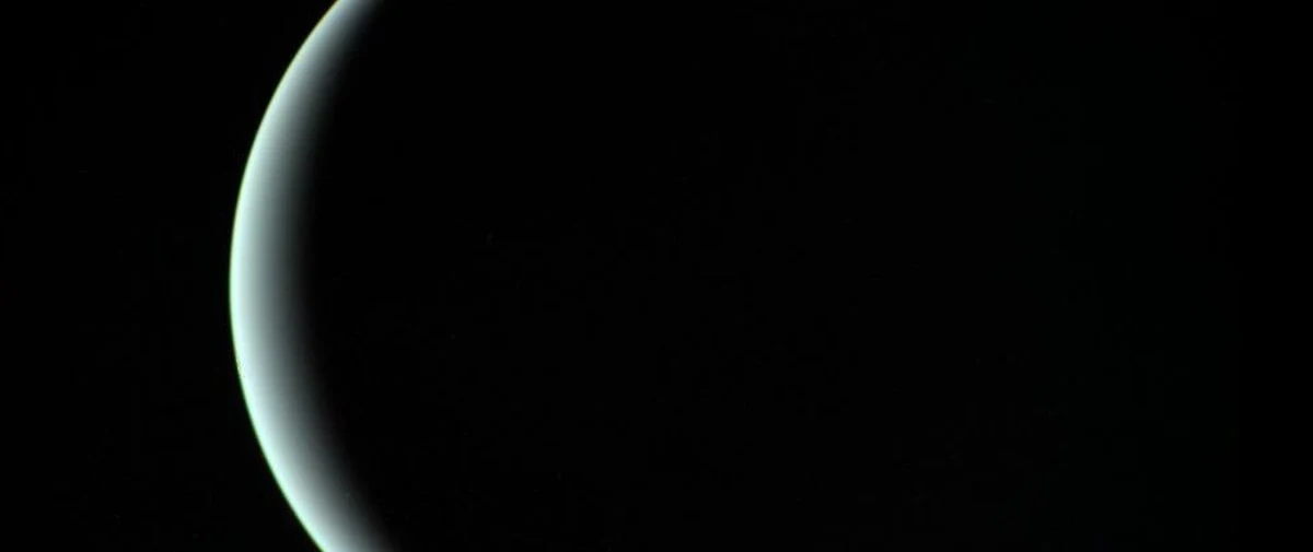 Uran, siódma planeta Układu Słonecznego odsłoniła swoją śmierdzącą tajemnicę. Po latach spekulacji i badań naukowcom udało się potwierdzić, że górne warstwy atmosfery planety zawierają duże ilości siarkowodoru, gazu który nadaje zgniłym jajom - i nie tylko im - ten charakterystyczny, wyjątkowo nieprzyjemny zapach. Międzynarodowy zespół astronomów opublikował doniesienia na ten temat w najnowszym numerze czasopisma "Nature Astronomy".